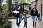Amsterdam 8 oktober 2011
Lange Frans Frederiks  met zijn vrouw Danielle en zoon en baby Danie voor het eerst buiten.
Peter Smulders bv