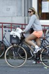 Amsterdam 15 oktober 2011
Lieke v Lexmond in korte broek op de fiets.
Peter Smulders bv
