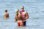 Ibiza 26 juli 2011
Wendy v Dijk met Erland Galjaard en Sem en Lizzy op het strand. Ook Martijn Amanda Bickel Jasmijn Achilles en Michelle Krabbe zijn aanwezig bij coco beach.
Peter Smulders bv