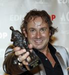 Rotterdam 2 oktober 2011
Uitreiking edisons in het world trade center in Rotterdam. Marco Borsato met edison voor zijn hele ouvre
Peter Smulders bv