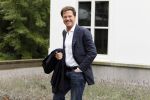 Den Haag 9 oktober 2011
Marc Rutte loopt van het catshuis naar zijn auto ( saab).
Peter Smulders bv