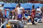 Ibiza 26 juli 2011
Wendy v Dijk met Erland Galjaard en Sem en Lizzy op het strand. Ook Martijn Amanda Bickel Jasmijn Achilles en Michelle Krabbe zijn aanwezig bij coco beach.
Peter Smulders bv