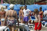 Ibiza 26 juli 2011
Wendy v Dijk met Erland Galjaard en Sem en Lizzy op het strand. Ook Martijn Amanda Bickel Jasmijn Achilles en Michelle Krabbe zijn aanwezig bij coco beach.
Peter Smulders bv