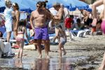 Ibiza 26 juli 2011
Wendy v Dijk met Erland Galjaard en Sem en Lizzy op het strand. Ook Martijn Amanda Bickel Jasmijn Achilles en Michelle Krabbe zijn aanwezig bij coco beach.
Peter Smulders bv