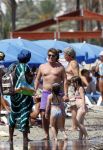 Ibiza 26 juli 2011
Wendy v Dijk met Erland Galjaard en Sem en Lizzy op het strand. Ook Martijn Amanda Bickel Jasmijn Achilles en Michelle Krabbe zijn aanwezig bij coco beach.
Peter Smulders bv
