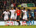 Eindhoven,4 November 2011
Uefa Europa League wedstrijd PSV-Hapoel Tel-Aviv FC, eindstand 3-3
Ola Toivonen na incident eerst wel en later geen penalty
Foto Junior Smulders