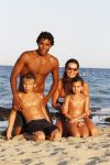 Ibiza 26 juli 2011
Pierre v Hooijdonk met vrouw en kinderen op het strand bij coco beach.
Peter Smulders bv