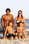Ibiza 26 juli 2011
Pierre v Hooijdonk met vrouw en kinderen op het strand bij coco beach.
Peter Smulders bv