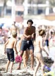 Ibiza 26 juli 2011
Pierre v Hooijdonk met vrouw en kinderen op het strand bij coco beach.
Peter Smulders bv