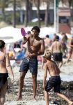 Ibiza 26 juli 2011
Pierre v Hooijdonk met vrouw en kinderen op het strand bij coco beach.
Peter Smulders bv