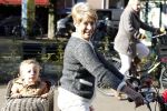 Amsterdam 22 oktober 2011
Puck Croiset met kleinzoon op de fiets.
Peter Smulders bv
