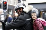 Amsterdam 29 oktober 2011
Reinout Oerlemans met baard en dochter Fiene op de motor.
Peter Smulders bv