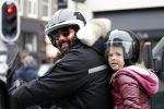 Amsterdam 29 oktober 2011
Reinout Oerlemans met baard en dochter Fiene op de motor.
Peter Smulders bv