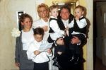 15 April 1990 Voor de tweede maal getrouwd met Natasja Froger 
Rene Froger samen Natasja Froger en de vier kinderen van Rene, t.w twee uit zijn eerste huwelijk en twee uit zijn tweede huwelijk