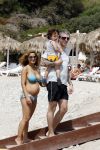 Ibiza 27 juli 2011
Ruud de Wild met zijn zwangere vrouw Aafke en zoontje op vakantie op ibiza.
Peter Smulders bv