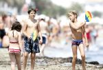 Ibiza 26 juli 2011
Wendy v Dijk met Erland Galjaard en Sem en Lizzy op het strand. Ook Martijn Amanda Bickel Jasmijn Achilles en Michelle Krabbe zijn aanwezig bij coco beach.
Peter Smulders bv