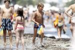 Ibiza 26 juli 2011
Wendy v Dijk met Erland Galjaard en Sem en Lizzy op het strand. Ook Martijn Amanda Bickel Jasmijn Achilles en Michelle Krabbe zijn aanwezig bij coco beach.
Peter Smulders bv