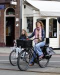 Amsterdam 20 juli 2011
Tatum dagelet met dochter Toy travis op de fiets in Amsterdam zuid.
Peter Smulders bv