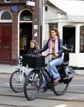 Amsterdam 20 juli 2011
Tatum dagelet met dochter Toy travis op de fiets in Amsterdam zuid.
Peter Smulders bv