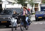 Amsterdam 20 juli 2011
Tatum dagelet met dochter Toy travis op de fiets in Amsterdam zuid.
Peter Smulders bv