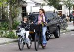 Amsterdam 20 juli 2011
Tatum dagelet met dochter Toy travis op de fiets in Amsterdam zuid.
Peter Smulders bv