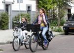Amsterdam 20 juli 2011
Tatum dagelet met dochter Toy travis op de fiets in Amsterdam zuid.
Peter Smulders bv