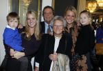 Amsterdam 24 oktober 2011
Presentatie borstbeeld Tineke Schouten in Carre. kinderen met moeder en kleinkinderen
Peter Smulders bv