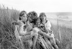 Bergen, 28 Juli 1985
Trea Dobbs met haar beide dochters tijdelijk verhuisd.
Foto Peter Smulders BV