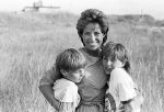 Bergen, 28 Juli 1985
Trea Dobbs met haar beide dochters tijdelijk verhuisd.
Foto Peter Smulders BV