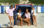 Bergen, 28 Juli 1985
Trea Dobbs met haar beide dochters tijdelijk verhuisd.
Foto Peter Smulders BV