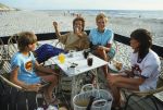 Bergen, 28 Juli 1985
Trea Dobbs met haar beide dochters tijdelijk verhuisd.
Foto Peter Smulders BV