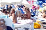 Ibiza 26 juli 2011
Wendy v Dijk met Erland Galjaard en Sem en Lizzy op het strand. Ook Martijn Amanda Bickel Jasmijn Achilles en Michelle Krabbe zijn aanwezig bij coco beach.
Peter Smulders bv