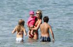 Ibiza 26 juli 2011
Wendy v Dijk met Erland Galjaard en Sem en Lizzy op het strand. Ook Martijn Amanda Bickel Jasmijn Achilles en Michelle Krabbe zijn aanwezig bij coco beach.
Peter Smulders bv