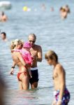 Ibiza 26 juli 2011
Wendy v Dijk met Erland Galjaard en Sem en Lizzy op het strand. Ook Martijn Amanda Bickel Jasmijn Achilles en Michelle Krabbe zijn aanwezig bij coco beach.
Peter Smulders bv