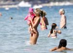 Ibiza 26 juli 2011
Wendy v Dijk met Erland Galjaard en Sem en Lizzy op het strand. Ook Martijn Amanda Bickel Jasmijn Achilles en Michelle Krabbe zijn aanwezig bij coco beach.
Peter Smulders bv