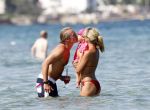 Ibiza 26 juli 2011
Wendy v Dijk met Erland Galjaard en Sem en Lizzy op het strand. Ook Martijn Amanda Bickel Jasmijn Achilles en Michelle Krabbe zijn aanwezig bij coco beach.
Peter Smulders bv