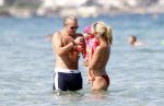 Ibiza 26 juli 2011
Wendy v Dijk met Erland Galjaard en Sem en Lizzy op het strand. Ook Martijn Amanda Bickel Jasmijn Achilles en Michelle Krabbe zijn aanwezig bij coco beach.
Peter Smulders bv