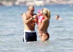 Ibiza 26 juli 2011
Wendy v Dijk met Erland Galjaard en Sem en Lizzy op het strand. Ook Martijn Amanda Bickel Jasmijn Achilles en Michelle Krabbe zijn aanwezig bij coco beach.
Peter Smulders bv