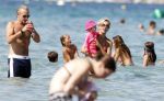 Ibiza 26 juli 2011
Wendy v Dijk met Erland Galjaard en Sem en Lizzy op het strand. Ook Martijn Amanda Bickel Jasmijn Achilles en Michelle Krabbe zijn aanwezig bij coco beach.
Peter Smulders bv