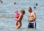 Ibiza 26 juli 2011
Wendy v Dijk met Erland Galjaard en Sem en Lizzy op het strand. Ook Martijn Amanda Bickel Jasmijn Achilles en Michelle Krabbe zijn aanwezig bij coco beach.
Peter Smulders bv