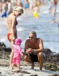 Ibiza 26 juli 2011
Wendy v Dijk met Erland Galjaard en Sem en Lizzy op het strand. Ook Martijn Amanda Bickel Jasmijn Achilles en Michelle Krabbe zijn aanwezig bij coco beach.
Peter Smulders bv