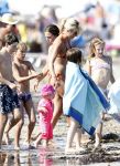 Ibiza 26 juli 2011
Wendy v Dijk met Erland Galjaard en Sem en Lizzy op het strand. Ook Martijn Amanda Bickel Jasmijn Achilles en Michelle Krabbe zijn aanwezig bij coco beach.
Peter Smulders bv