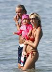 Ibiza 26 juli 2011
Wendy v Dijk met Erland Galjaard en Sem en Lizzy op het strand. Ook Martijn Amanda Bickel Jasmijn Achilles en Michelle Krabbe zijn aanwezig bij coco beach.
Peter Smulders bv