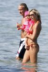 Ibiza 26 juli 2011
Wendy v Dijk met Erland Galjaard en Sem en Lizzy op het strand. Ook Martijn Amanda Bickel Jasmijn Achilles en Michelle Krabbe zijn aanwezig bij coco beach.
Peter Smulders bv
