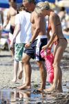 Ibiza 26 juli 2011
Wendy v Dijk met Erland Galjaard en Sem en Lizzy op het strand. Ook Martijn Amanda Bickel Jasmijn Achilles en Michelle Krabbe zijn aanwezig bij coco beach.
Peter Smulders bv