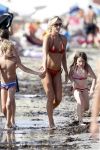 Ibiza 26 juli 2011
Wendy v Dijk met Erland Galjaard en Sem en Lizzy op het strand. Ook Martijn Amanda Bickel Jasmijn Achilles en Michelle Krabbe zijn aanwezig bij coco beach.
Peter Smulders bv