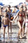 Ibiza 26 juli 2011
Wendy v Dijk met Erland Galjaard en Sem en Lizzy op het strand. Ook Martijn Amanda Bickel Jasmijn Achilles en Michelle Krabbe zijn aanwezig bij coco beach.
Peter Smulders bv