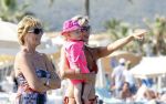 Ibiza 26 juli 2011
Wendy v Dijk met Erland Galjaard en Sem en Lizzy op het strand. Ook Martijn Amanda Bickel Jasmijn Achilles en Michelle Krabbe zijn aanwezig bij coco beach.
Peter Smulders bv