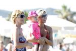 Ibiza 26 juli 2011
Wendy v Dijk met Erland Galjaard en Sem en Lizzy op het strand. Ook Martijn Amanda Bickel Jasmijn Achilles en Michelle Krabbe zijn aanwezig bij coco beach.
Peter Smulders bv