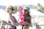 Ibiza 26 juli 2011
Wendy v Dijk met Erland Galjaard en Sem en Lizzy op het strand. Ook Martijn Amanda Bickel Jasmijn Achilles en Michelle Krabbe zijn aanwezig bij coco beach.
Peter Smulders bv